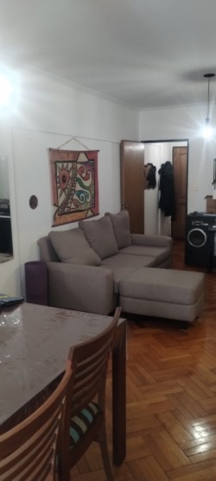 SEMIPISO CENTRICO CON BALCON. EXCELENTE CONSTRUCCION. 