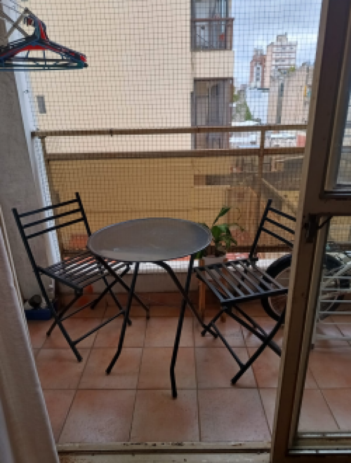 SEMIPISO CENTRICO CON BALCON. EXCELENTE CONSTRUCCION. 