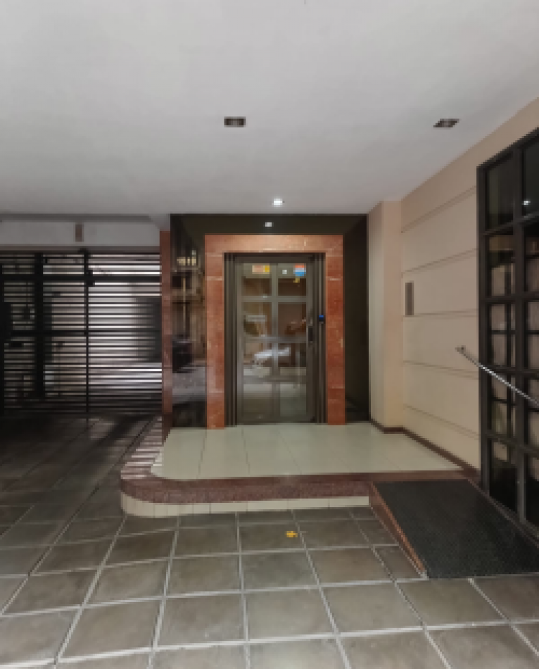 SEMIPISO CENTRICO CON BALCON. EXCELENTE CONSTRUCCION. 