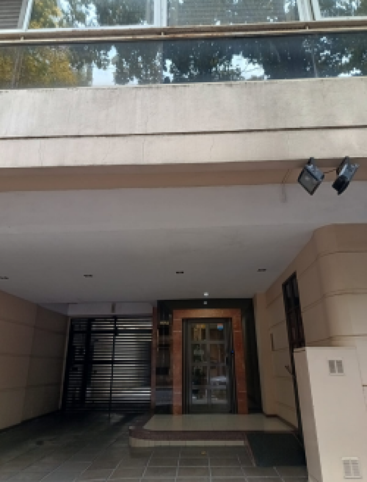 SEMIPISO CENTRICO CON BALCON. EXCELENTE CONSTRUCCION. 