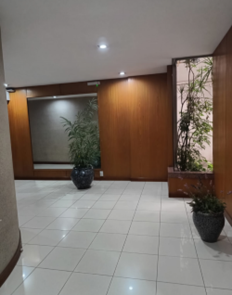 SEMIPISO CENTRICO CON BALCON. EXCELENTE CONSTRUCCION. 