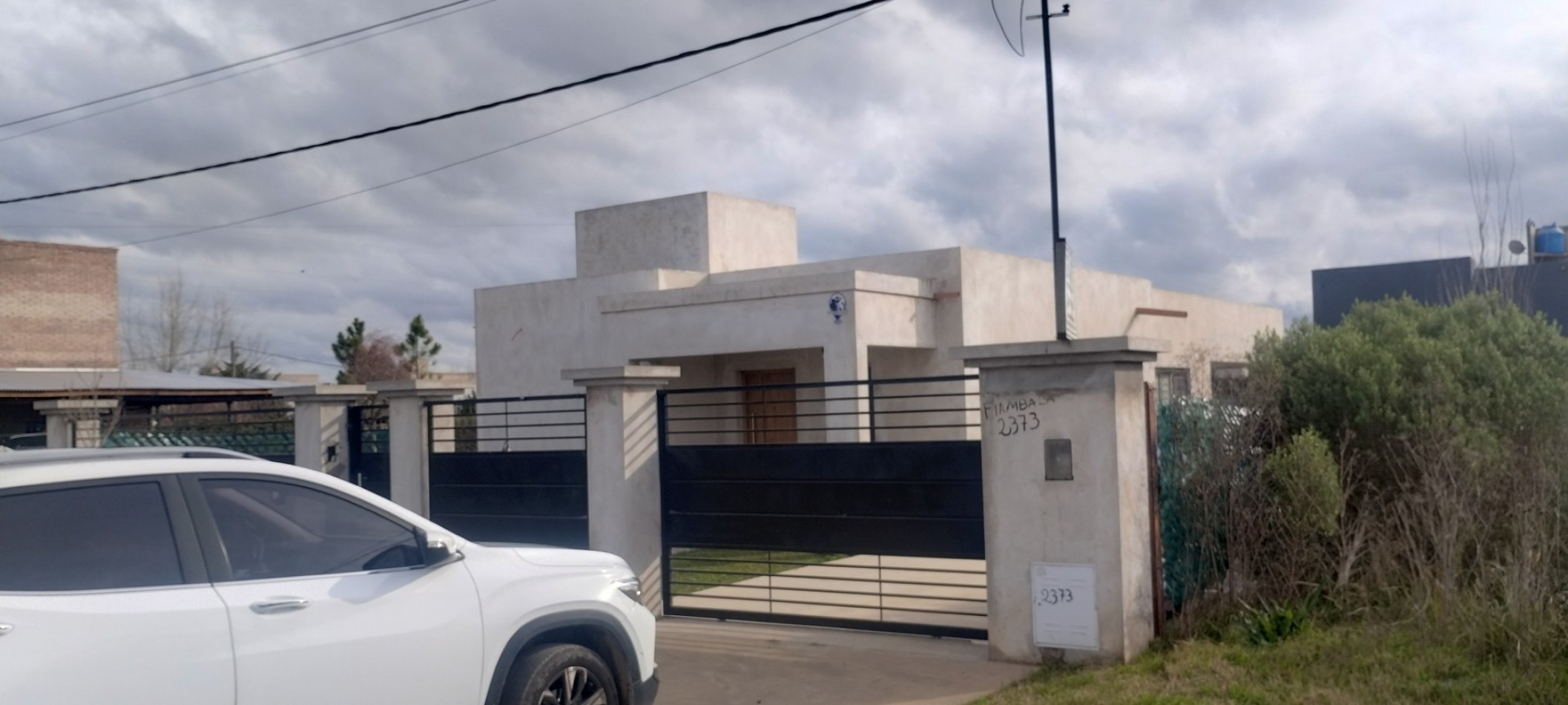 CASA CON TERRENO EN BARRIO LAS TARDES (ROLDAN)