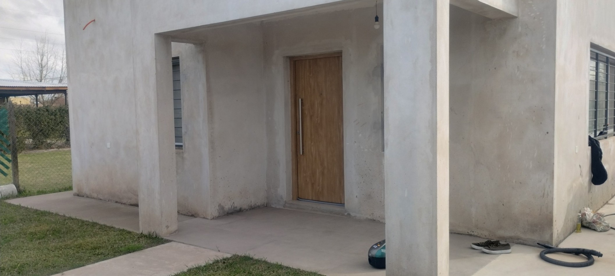 CASA CON TERRENO EN BARRIO LAS TARDES (ROLDAN)