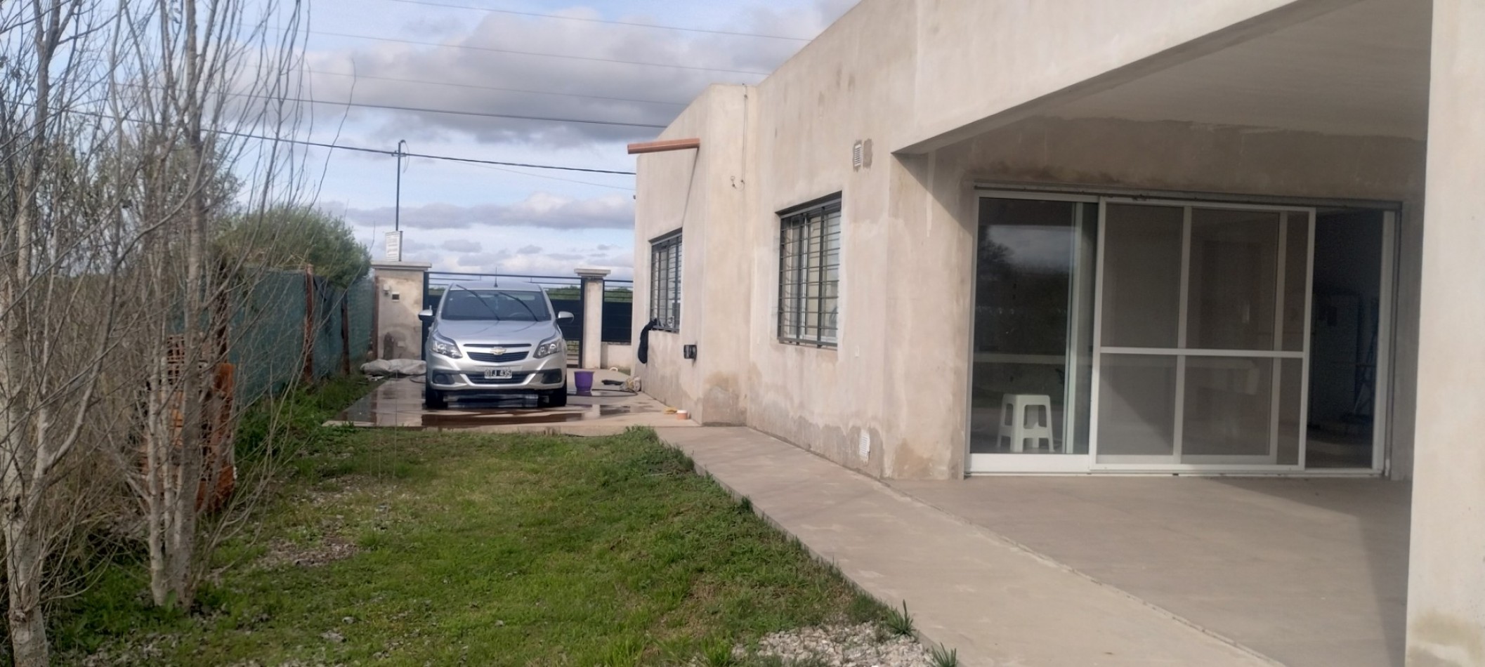 CASA CON TERRENO EN BARRIO LAS TARDES (ROLDAN)