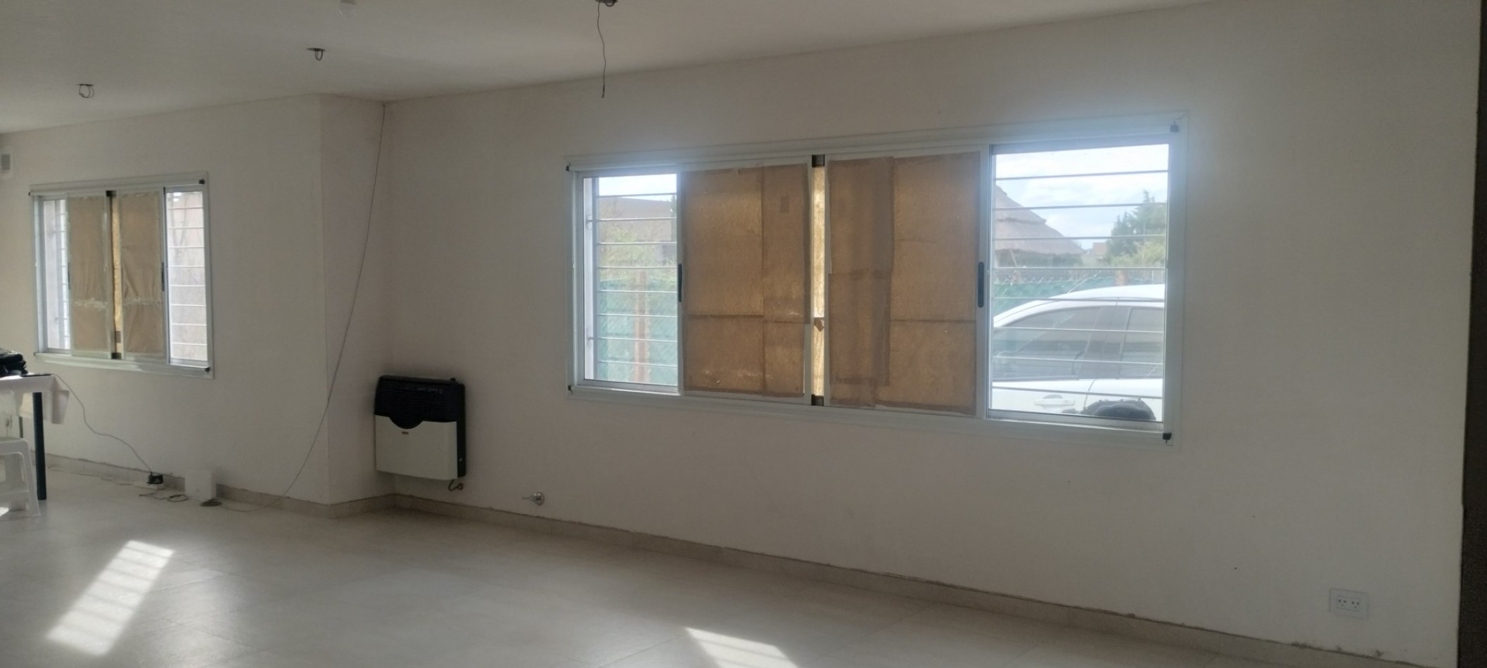 CASA CON TERRENO EN BARRIO LAS TARDES (ROLDAN)