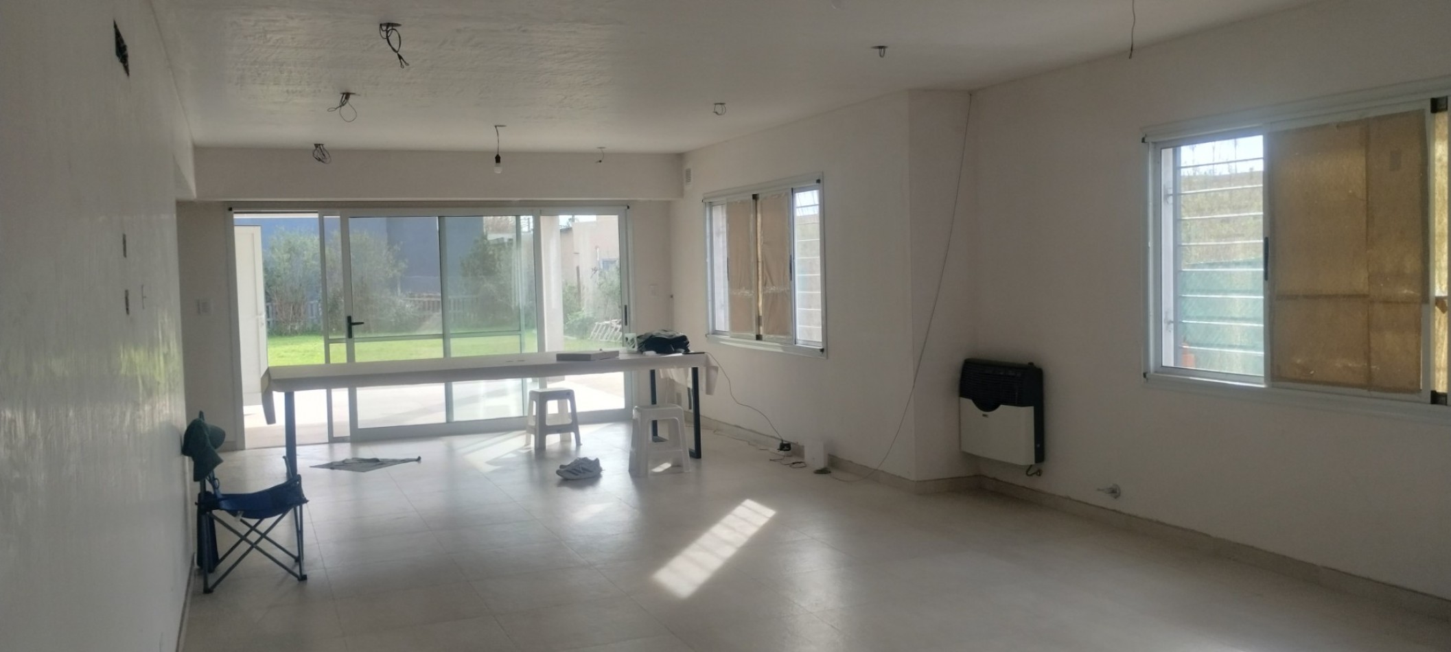 CASA CON TERRENO EN BARRIO LAS TARDES (ROLDAN)