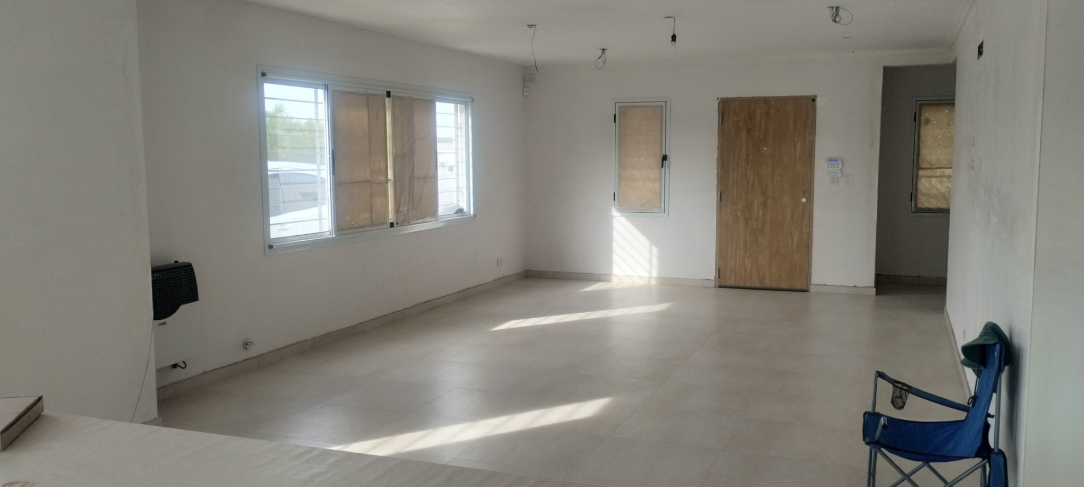 CASA CON TERRENO EN BARRIO LAS TARDES (ROLDAN)