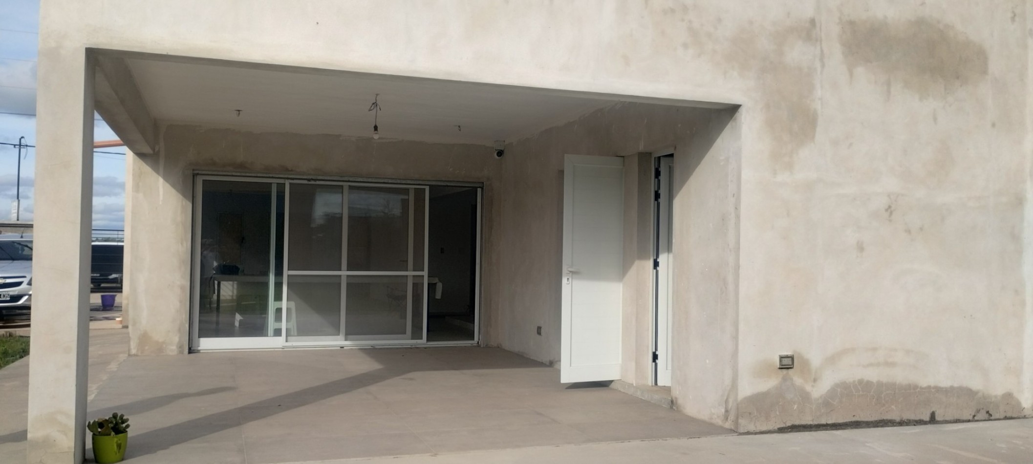 CASA CON TERRENO EN BARRIO LAS TARDES (ROLDAN)