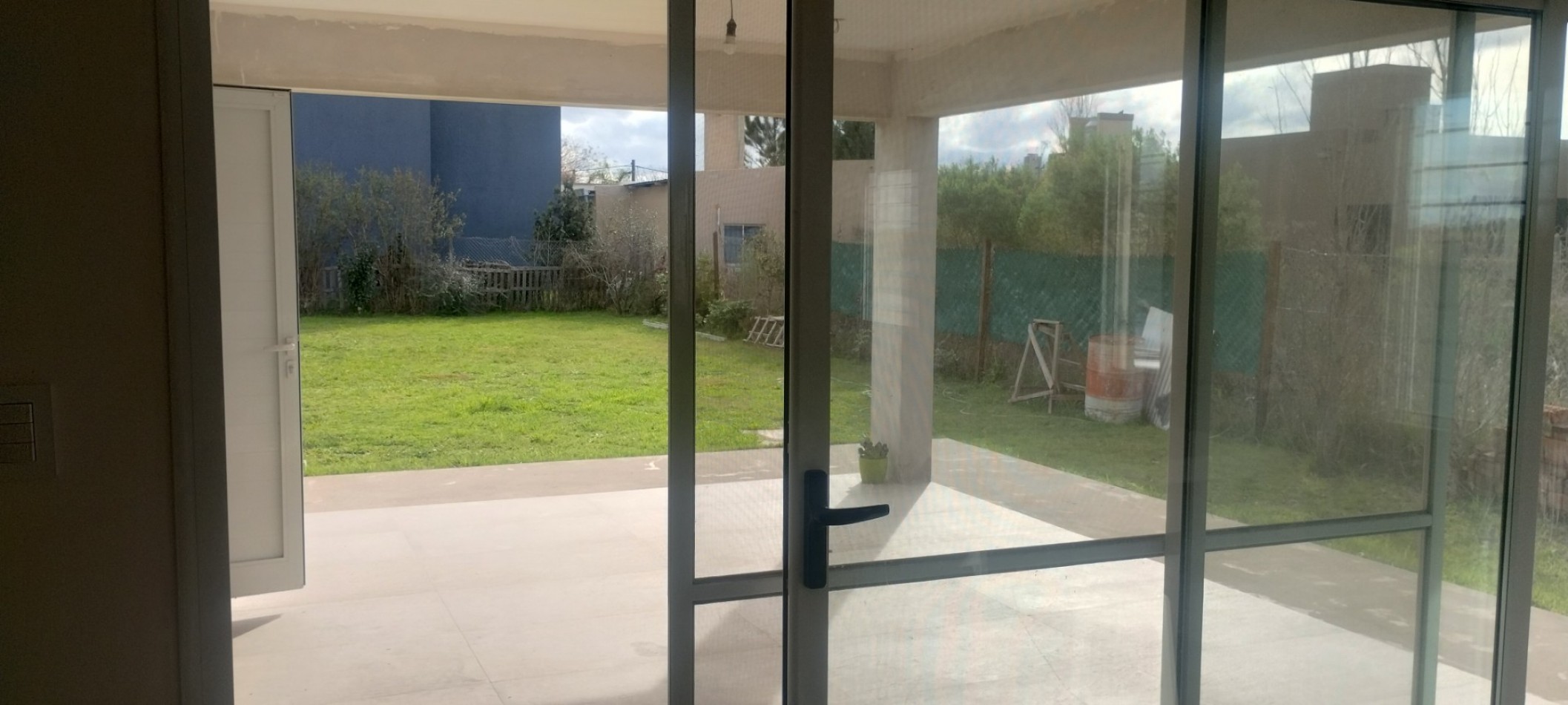 CASA CON TERRENO EN BARRIO LAS TARDES (ROLDAN)