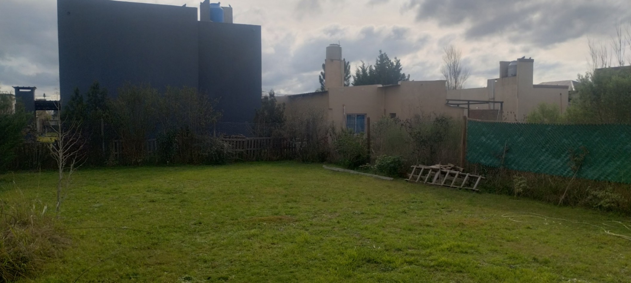 CASA CON TERRENO EN BARRIO LAS TARDES (ROLDAN)
