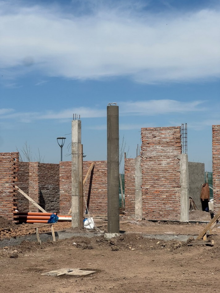 EXCELENTE CASA DE 3 DORMITORIOS EN VIDA CLUB DE CAMPO 
