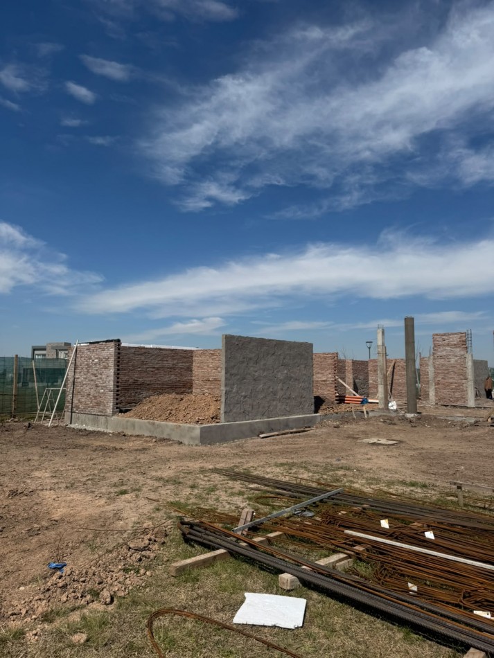 EXCELENTE CASA DE 3 DORMITORIOS EN VIDA CLUB DE CAMPO 