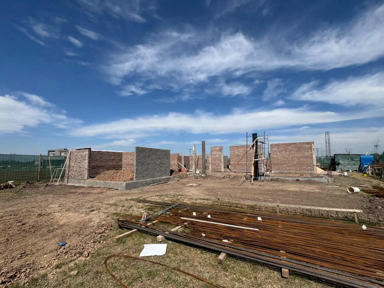 EXCELENTE CASA DE 3 DORMITORIOS EN VIDA CLUB DE CAMPO 