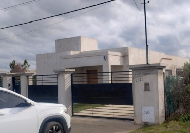CASA CON TERRENO EN BARRIO LAS TARDES (ROLDAN)
