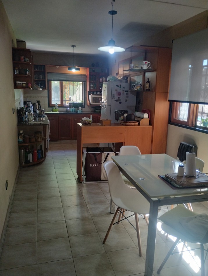 CASA DE 3 DORMITORIOS CON ESCRITORIO, COCHERA, JARDIN CON PILETA