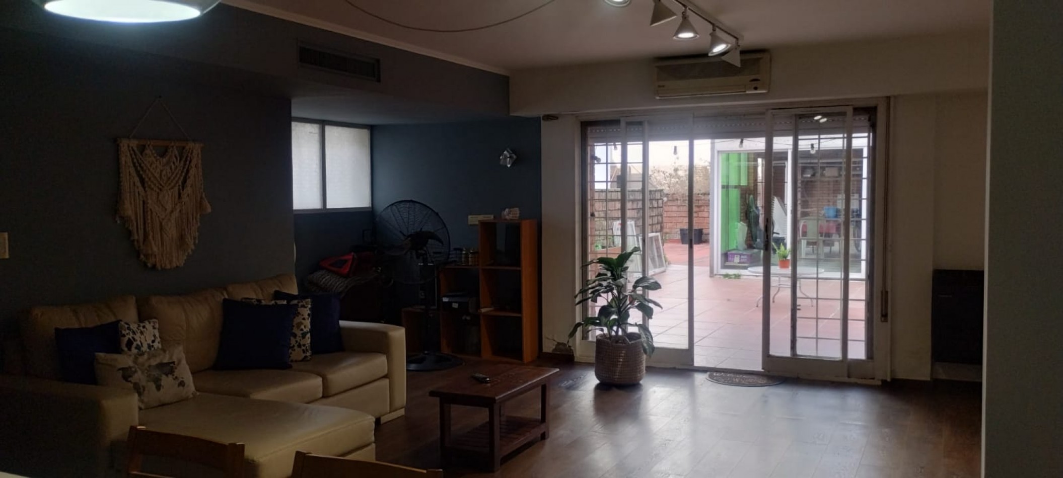 PISO EXCLUSIVO DE 2 DORMITORIOS CON PATIO PROPIO, QUINCHO CON PARRILLERO Y COCHERA