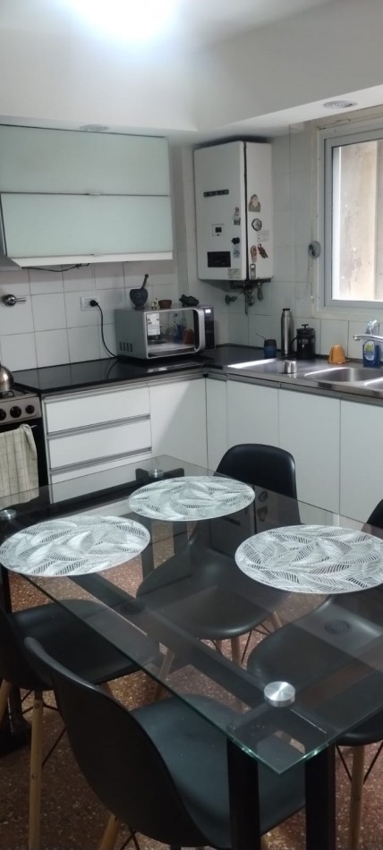 PISO EXCLUSIVO DE 2 DORMITORIOS CON PATIO PROPIO, QUINCHO CON PARRILLERO Y COCHERA