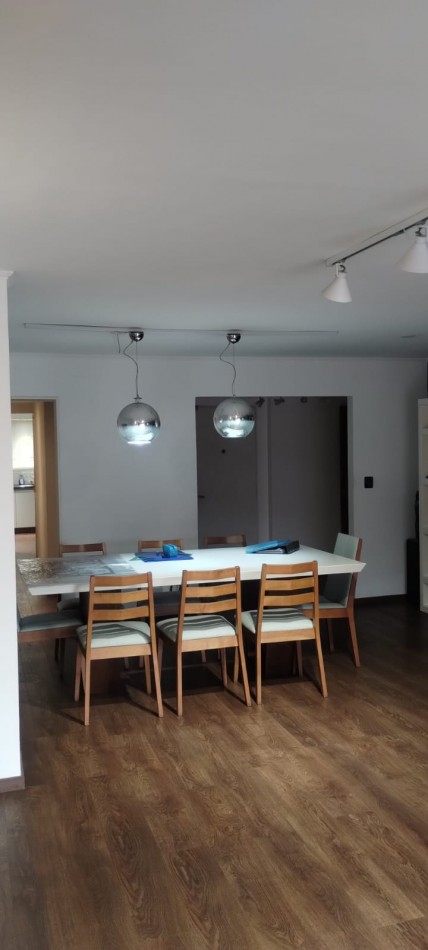 PISO EXCLUSIVO DE 2 DORMITORIOS CON PATIO PROPIO, QUINCHO CON PARRILLERO Y COCHERA