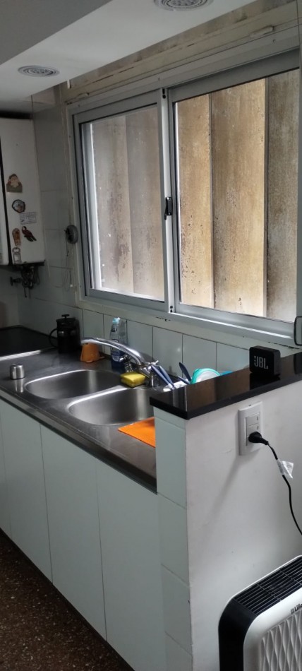 PISO EXCLUSIVO DE 2 DORMITORIOS CON PATIO PROPIO, QUINCHO CON PARRILLERO Y COCHERA