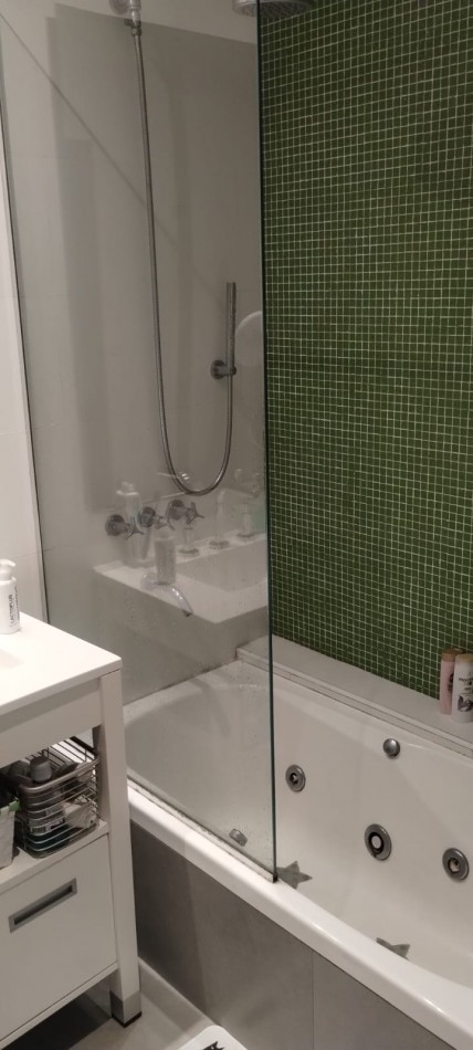 PISO EXCLUSIVO DE 2 DORMITORIOS CON PATIO PROPIO, QUINCHO CON PARRILLERO Y COCHERA