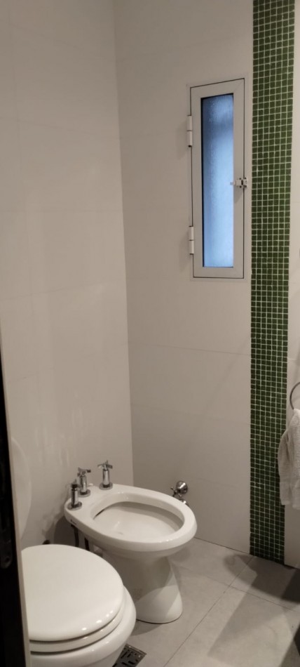 PISO EXCLUSIVO DE 2 DORMITORIOS CON PATIO PROPIO, QUINCHO CON PARRILLERO Y COCHERA