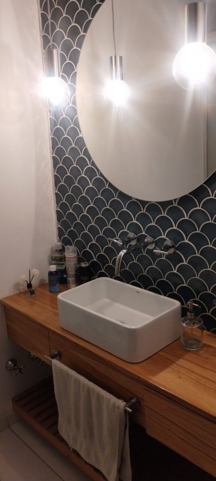 PISO EXCLUSIVO DE 2 DORMITORIOS CON PATIO PROPIO, QUINCHO CON PARRILLERO Y COCHERA