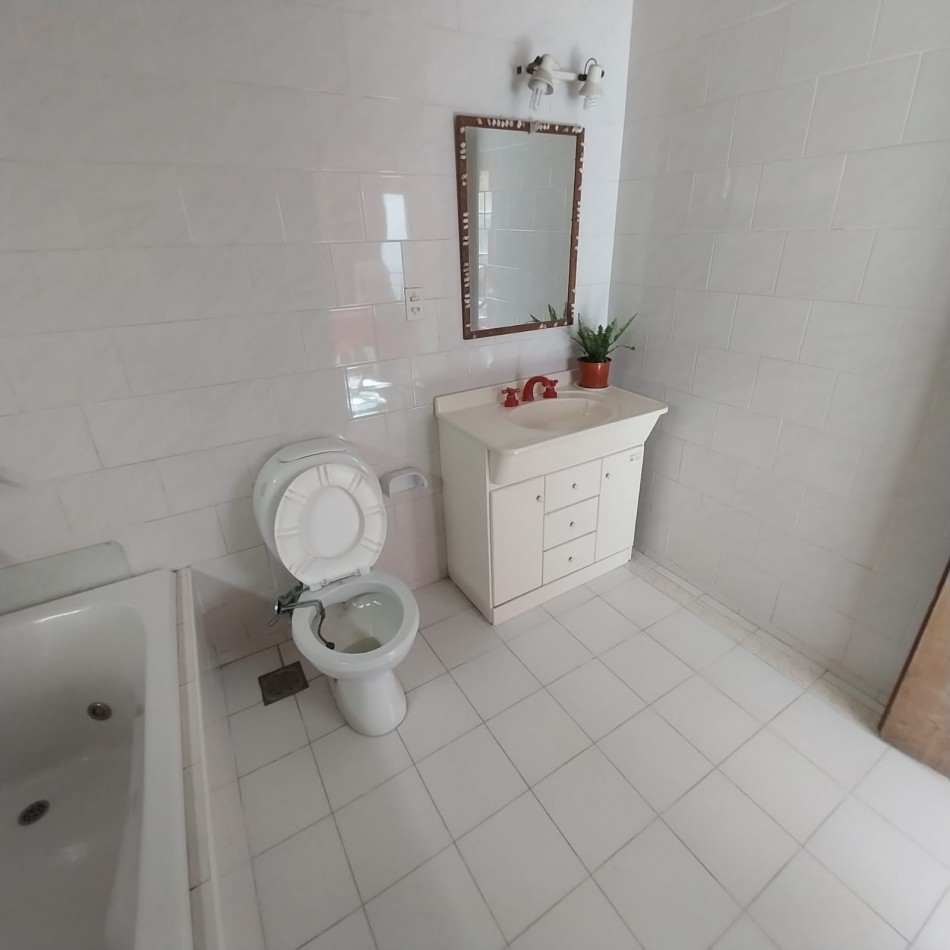 PISO EXCLUSIVO DE 2 DORMITORIOS CON PATIO PROPIO, QUINCHO CON PARRILLERO Y COCHERA