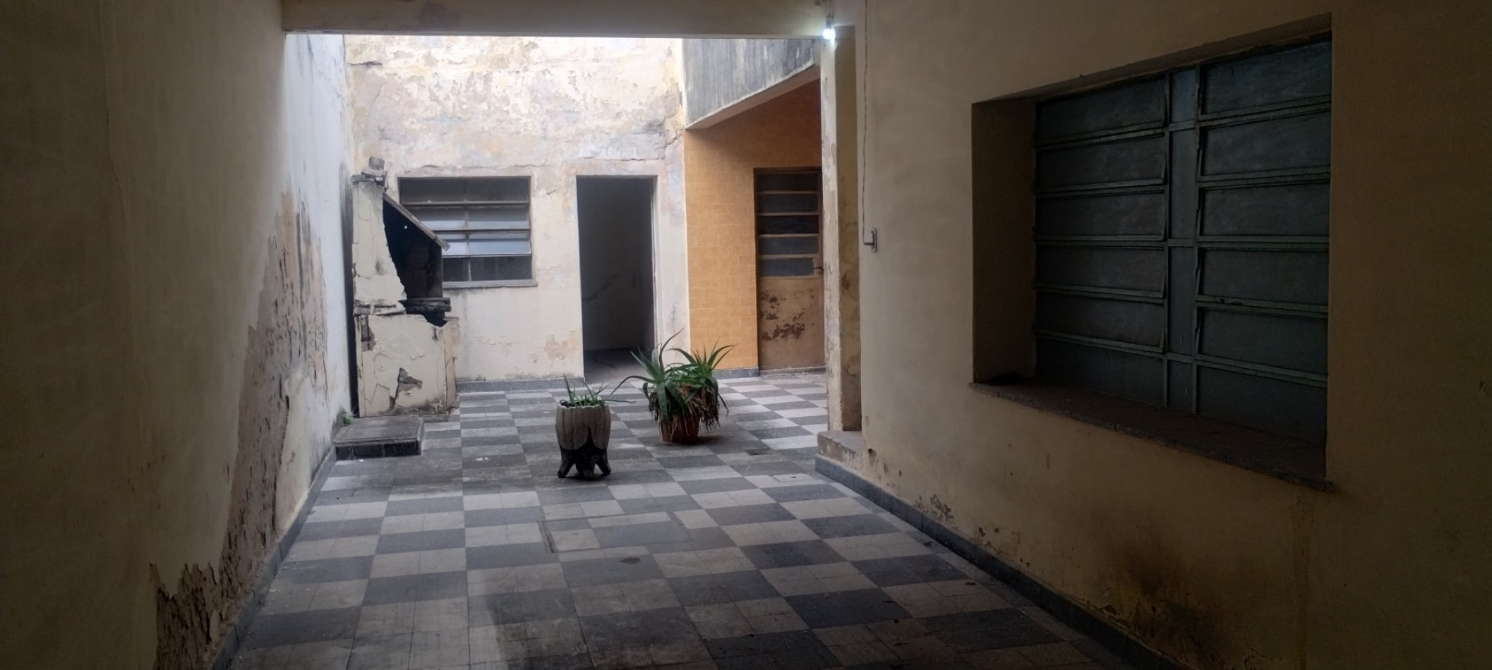 CASAD DE 2 DORMITORIOS CON LOCAL A RECICLAR