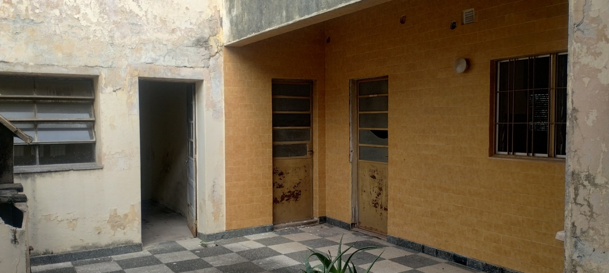 CASAD DE 2 DORMITORIOS CON LOCAL A RECICLAR